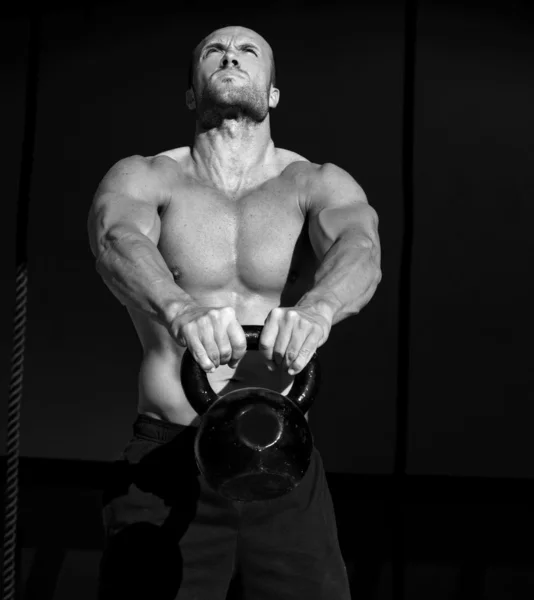 Crossfit Kettlebells schwingen Übung Mann Workout — Stockfoto