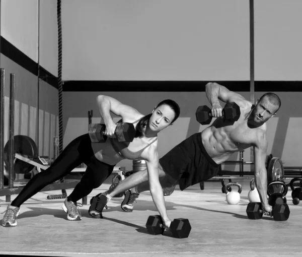 Gym homem e mulher push-up força push-up — Fotografia de Stock