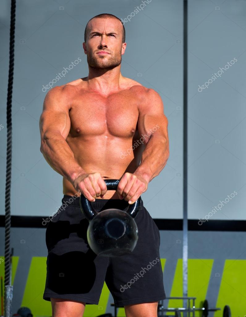 Crossfit Kettlebells swing exercice homme séance d'entraînement image libre  de droit par lunamarina © #18030761