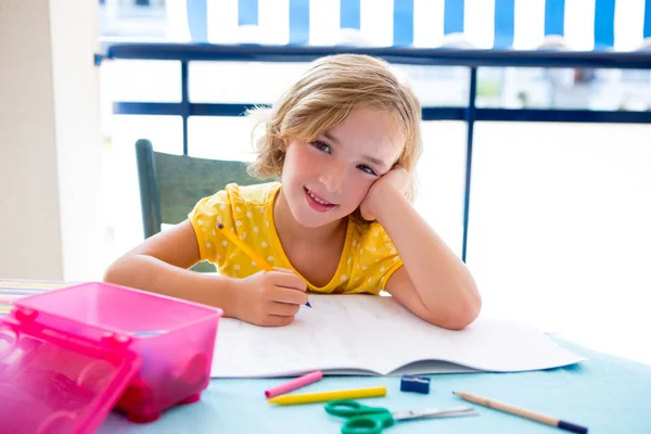 Niño estudiante niña feliz sonriendo con la tarea — Foto de Stock