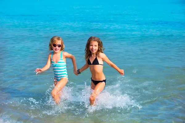 Barn flickor vänner kör tillsammans på stranden stranden — Stockfoto