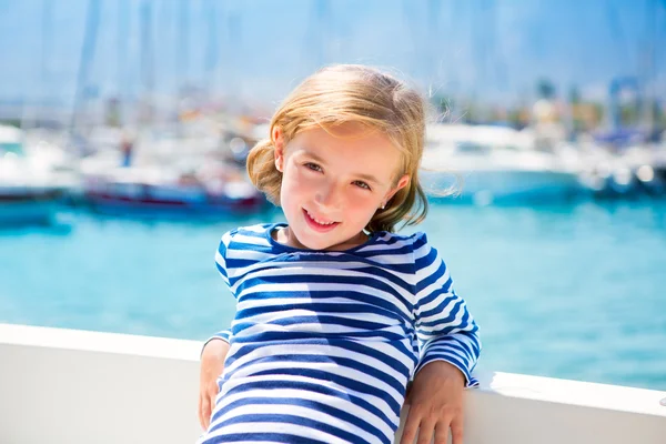 Kind kind meisje in jachthaven boot op de zomervakanties — Stockfoto