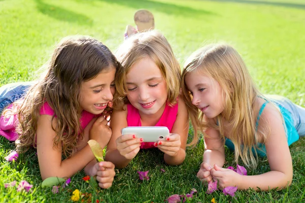 Niños amigos niñas jugando a internet con teléfono inteligente —  Fotos de Stock