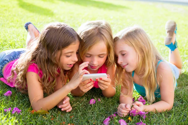 Niños amigos niñas jugando a internet con teléfono inteligente —  Fotos de Stock