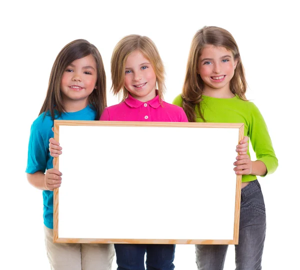 Kindermädchengruppe mit leeren weißen Tafeln Kopierraum — Stockfoto