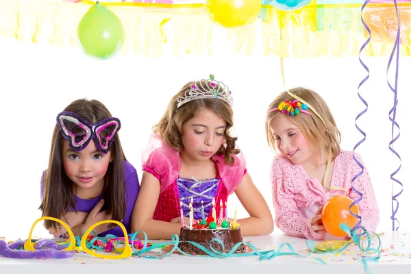 Enfants filles heureuses souffler gâteau de fête d'anniversaire — Photo