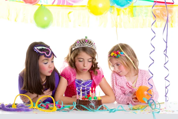 Crianças meninas felizes soprando bolo de festa de aniversário — Fotografia de Stock