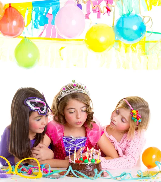 Crianças meninas felizes soprando bolo de festa de aniversário — Fotografia de Stock