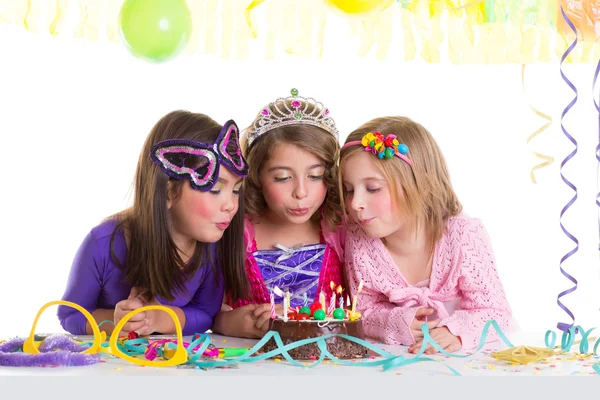 Crianças meninas felizes soprando bolo de festa de aniversário — Fotografia de Stock