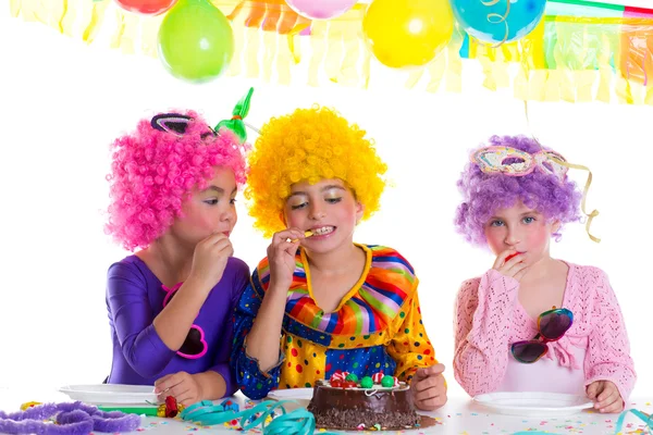 Crianças festa de aniversário feliz comer bolo de chocolate — Fotografia de Stock