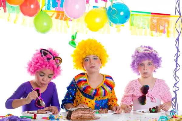 Crianças festa de aniversário feliz comer bolo de chocolate — Fotografia de Stock