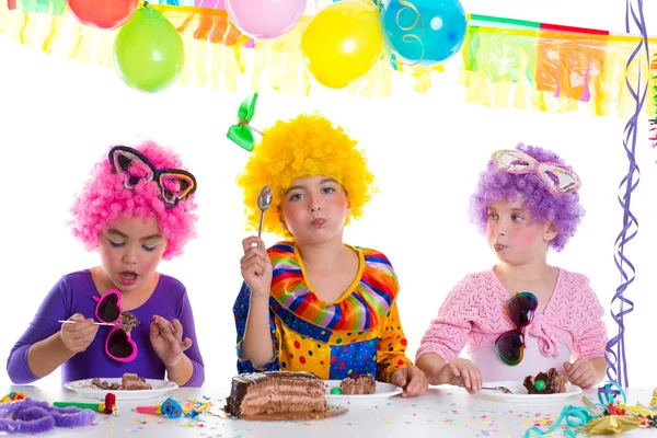Дети с днем рождения едят шоколадный торт — стоковое фото
