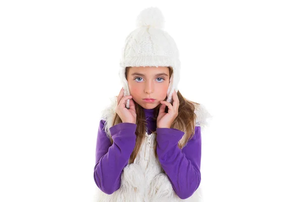 Olhos azuis criança menina com pele de boné de inverno branco — Fotografia de Stock