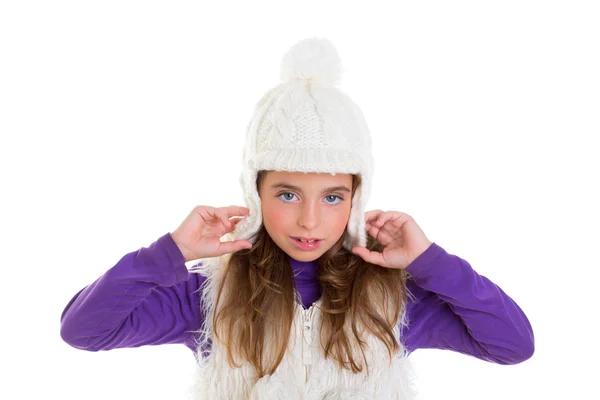 Olhos azuis criança menina com pele de boné de inverno branco — Fotografia de Stock