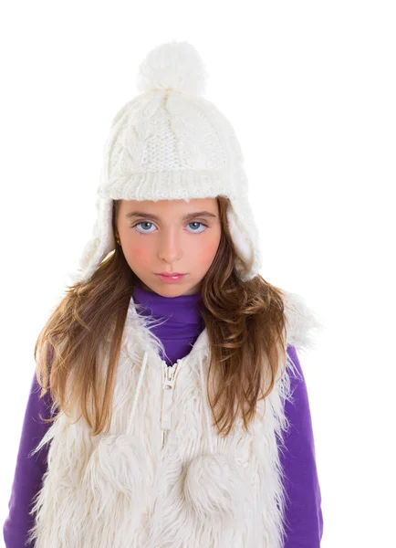 Olhos azuis criança menina com pele de boné de inverno branco — Fotografia de Stock