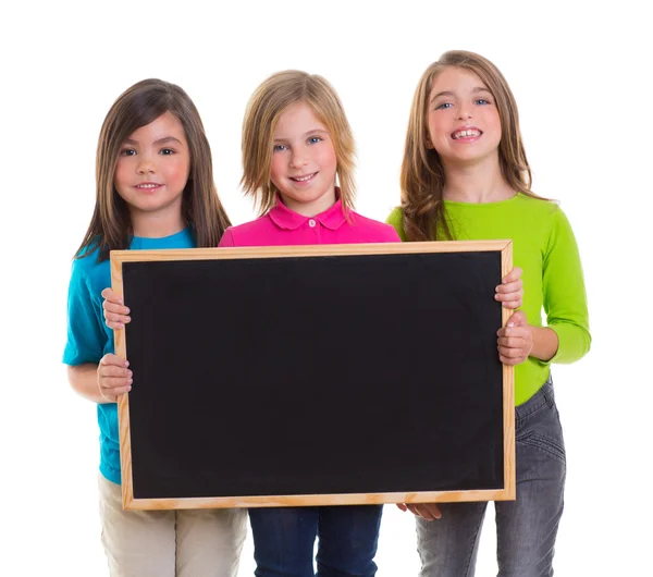 Kindermädchengruppe hält leere Tafel-Kopierraum — Stockfoto