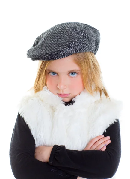 Dühös mozdulattal gyermek szomorú szőke gyerek lány portré téli sapka — Stock Fotó