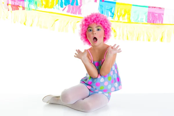 Barn kid flicka med part clown rosa peruk roliga uttryck — Stockfoto