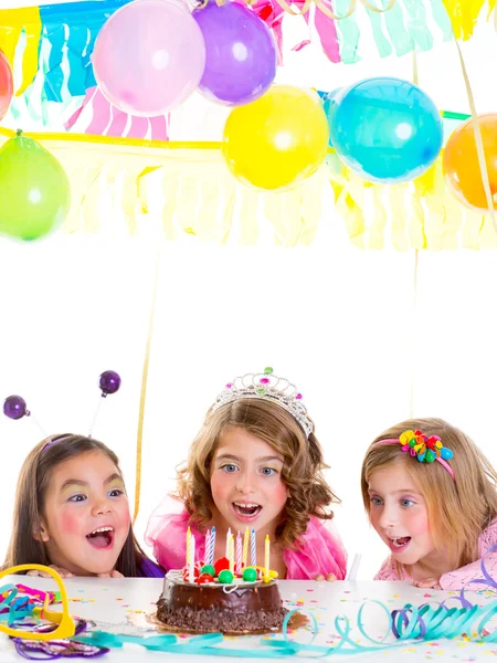 Kinder Kind Mädchen Geburtstagsparty schauen aufgeregt Schokoladenkuchen — Stockfoto