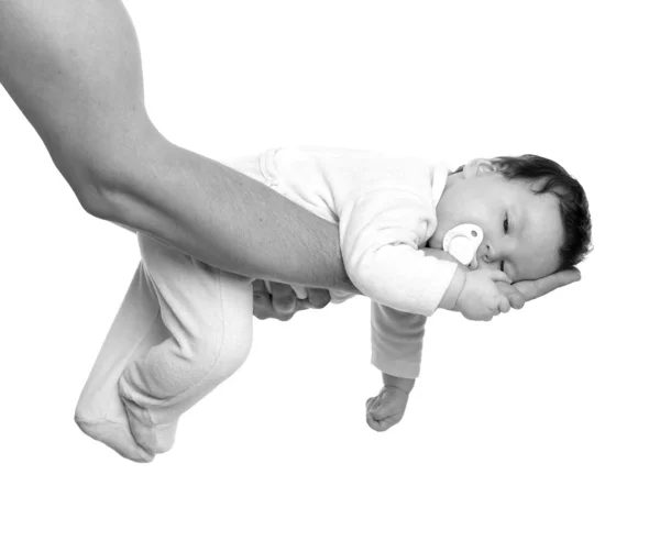 Bijna slapende babymeisje in de armen van de vader op wit — Stockfoto