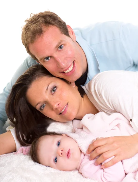 Bebê menina mãe e pai família feliz deitado juntos — Fotografia de Stock