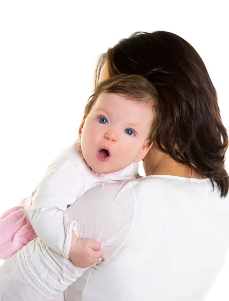 Bébé fille câlin dans les bras mère sur blanc — Photo