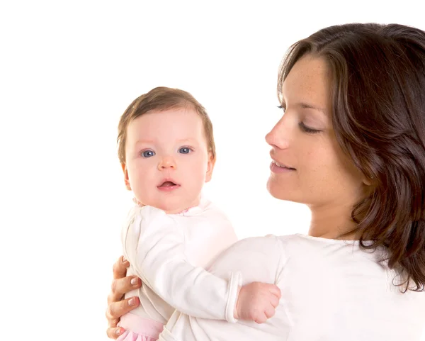 Bebé niña abrazo en madre brazos en blanco — Foto de Stock