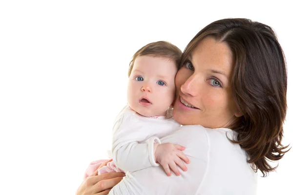 Bébé fille câlin dans les bras mère sur blanc — Photo