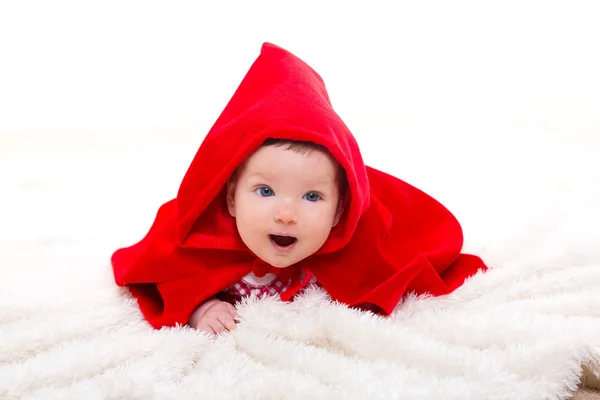 Petit chaperon rouge bébé sur fourrure blanche — Photo