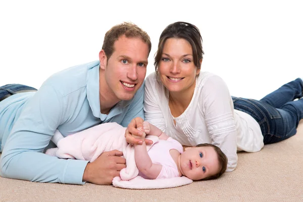 Baby moeder en vader gelukkige familie liggen op tapijt — Stockfoto