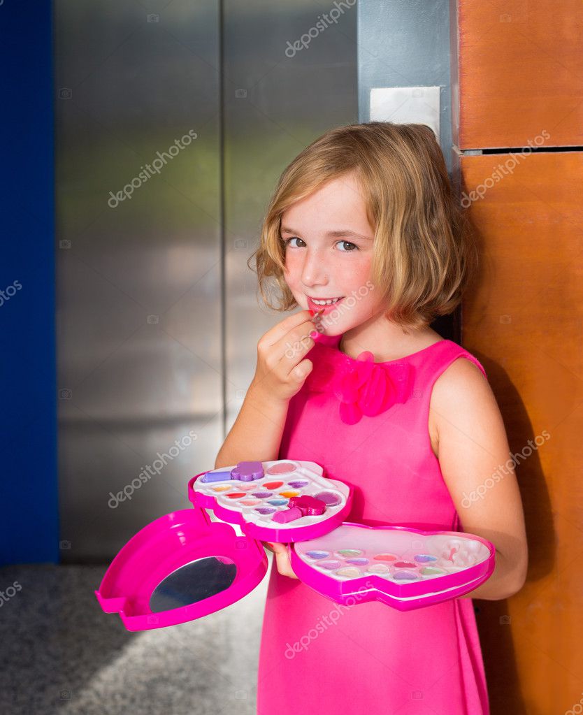 エレベーターのドアで化粧口紅で遊んで子供の子供女の子 ストック写真 C Lunamarina エレベーターのドアで化粧口紅で遊んで子供の子供女の子 ストック写真 C Lunamarina