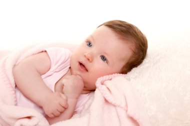 kız bebek elbise pembe beyaz kürk ile gülümseyen