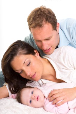 Bebek kız anne ve babanın aile birlikte yalan mutlu