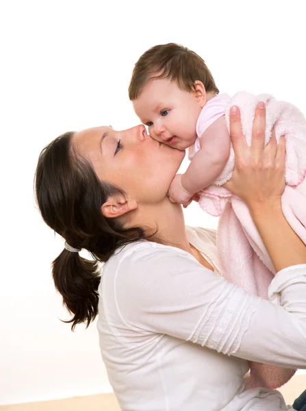 Bela mãe beijando bebê menina abraço no branco — Fotografia de Stock