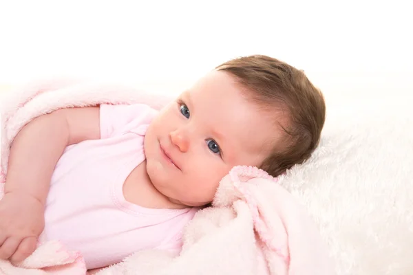 Baby flicka leende klänning i rosa med vit päls — Stockfoto