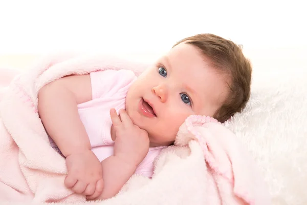 Kız bebek elbise pembe beyaz kürk ile gülümseyen — Stok fotoğraf