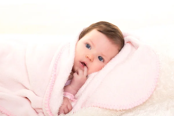 Babymeisje met kiespijn in roze met witte vacht — Stockfoto