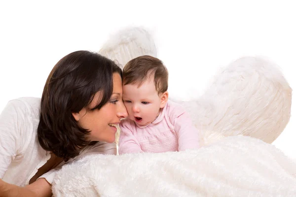 Bebê menina anjo com penas asas brancas e mãe — Fotografia de Stock