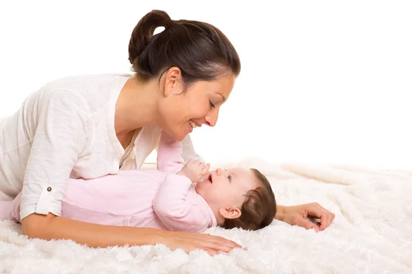 Bebé niña y madre mintiendo feliz jugando juntos —  Fotos de Stock