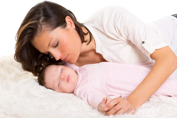 Bambino ragazza dormire con madre cura vicino — Foto Stock