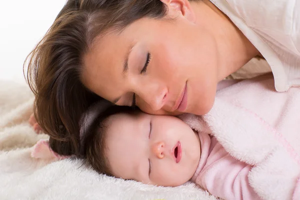 Baby flicka sova med mor vård nära — Stockfoto