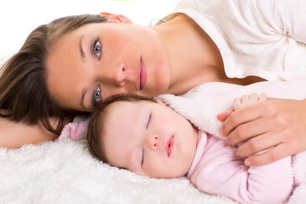 Bambino ragazza dormire con madre cura vicino — Foto Stock