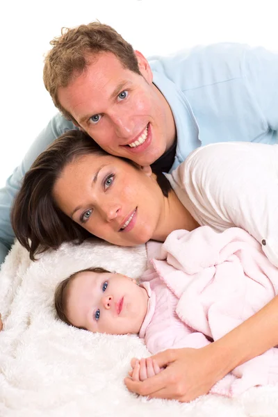 Bebé niña madre y padre familia feliz acostado juntos — Foto de Stock