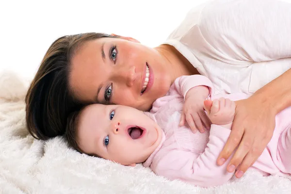 Säugling gähnt offenen Mund mit Mutter Pflege in der Nähe — Stockfoto