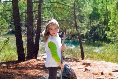 Explorer sarışın kız sopa siir evlat ve beyaz kürk kış