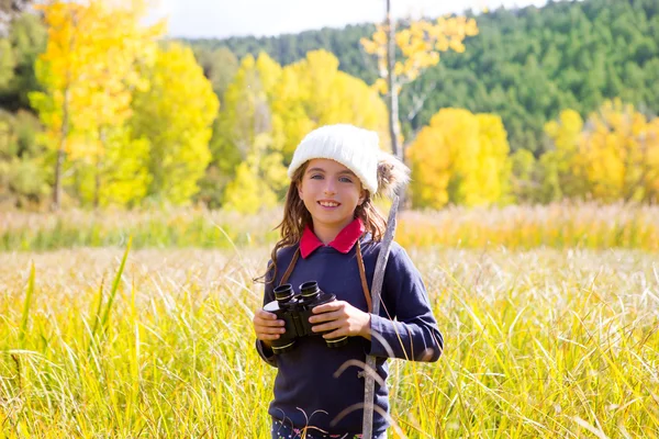 Explorer binocolo bambina in giallo natura autunnale — Foto Stock