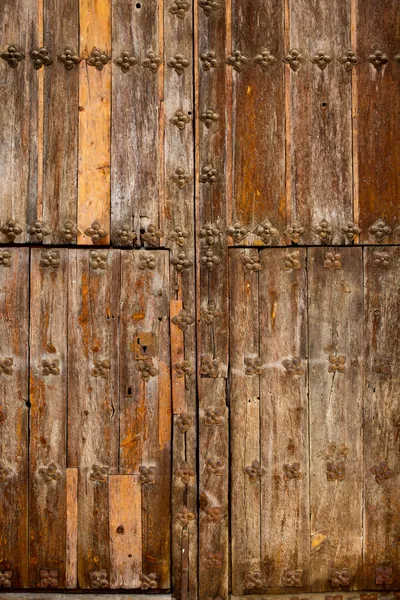 Antike kirche holztür in canete cuenca spanien — Stockfoto