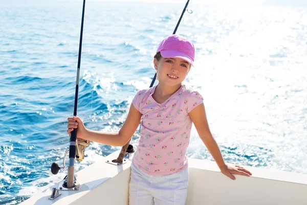Barn flicka segling i fiskebåt håller staven — Stockfoto