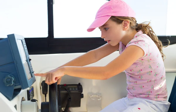 Bambino ragazza a vela sterzo la ruota della barca — Foto Stock