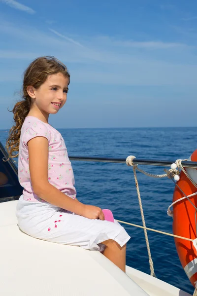 Bambino felice ragazza vela barca felice — Foto Stock